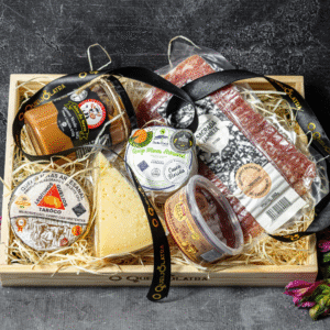 CESTA DE PRESENTE MINEIRA – 3 QUEIJOS + GOIABADA + DOCE DE LEITE + CHARCUTARIA