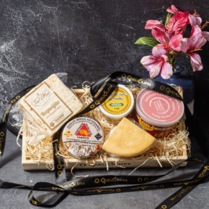 CESTA DE PRESENTE – 3 QUEIJOS SUAVES + GOIABADA CREMOSA + DOCE DE LEITE